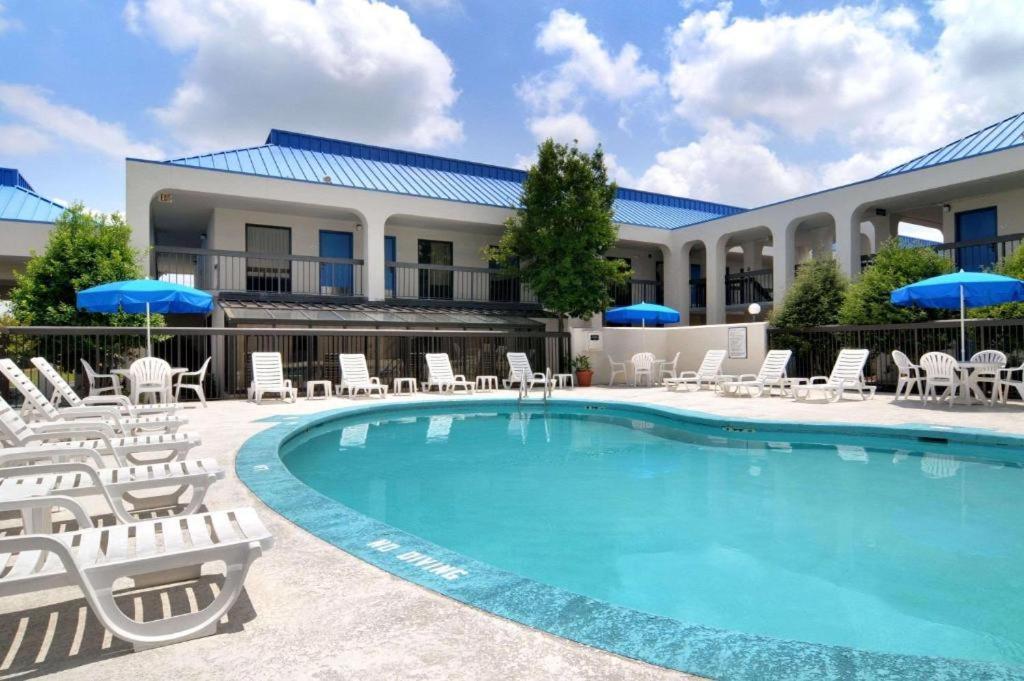 Baymont By Wyndham Macon I-75 Motel Bagian luar foto