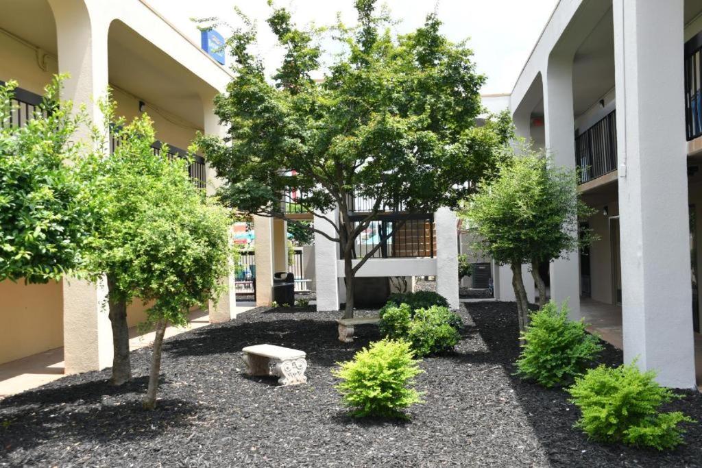 Baymont By Wyndham Macon I-75 Motel Bagian luar foto
